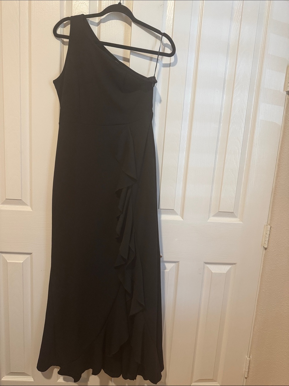Elegant One-Shoulder Black Ruffle Evening Dress